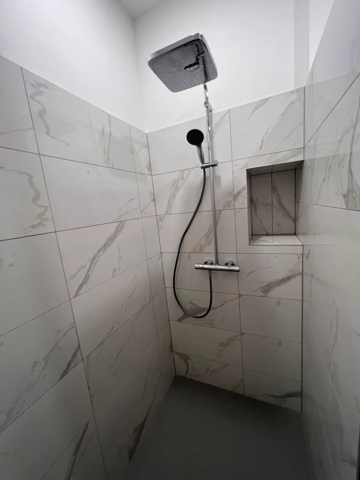Fertig geflieste Dusche mit Glasabtrennung