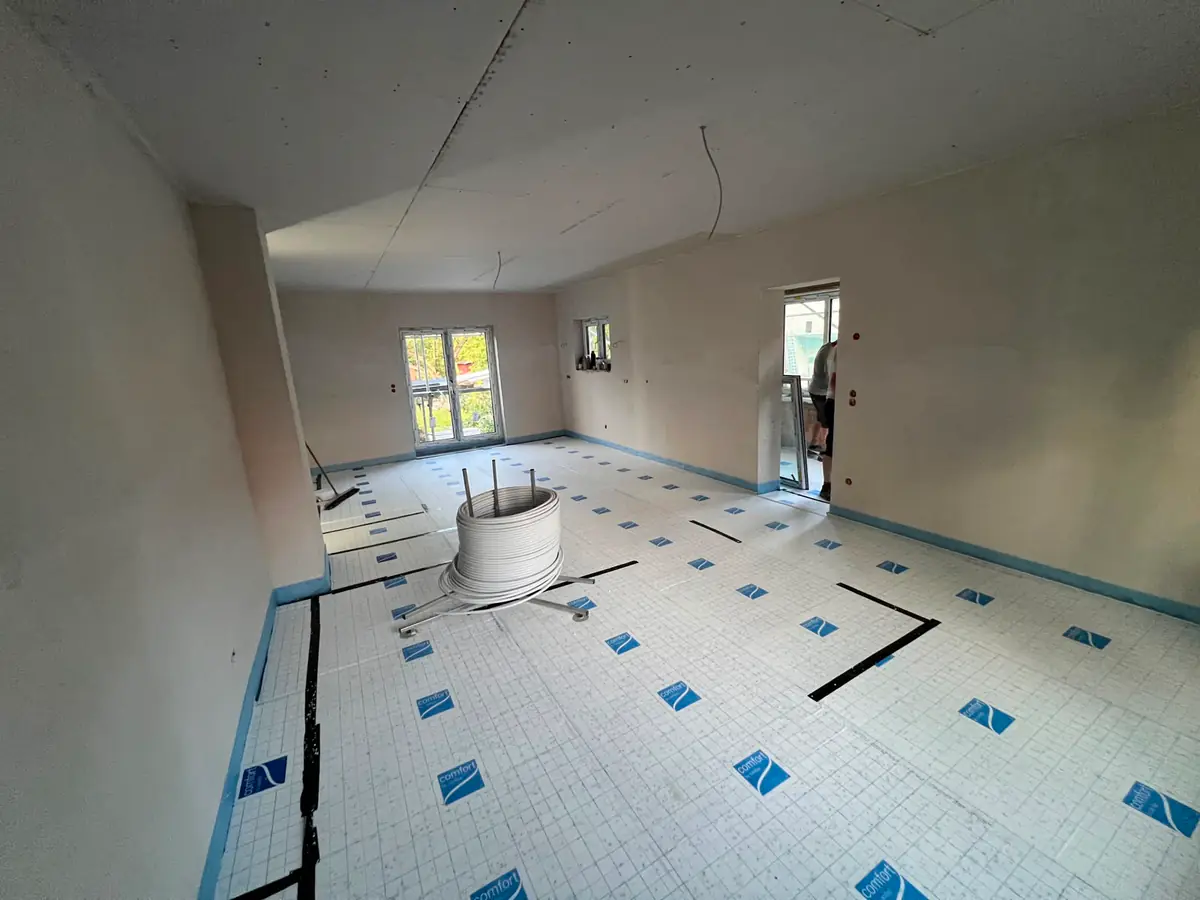 Großer Innenraum mit vorbereitetem Bodenaufbau